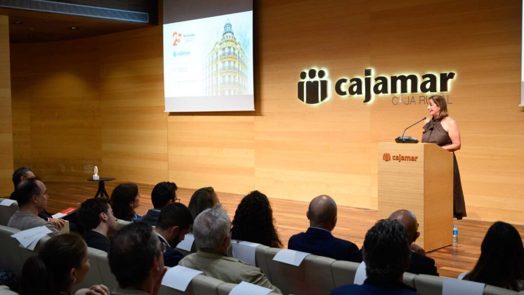 Vista general del auditorio durante la presentación de Trayectoria 25 · Cajamar ante el público asistente.