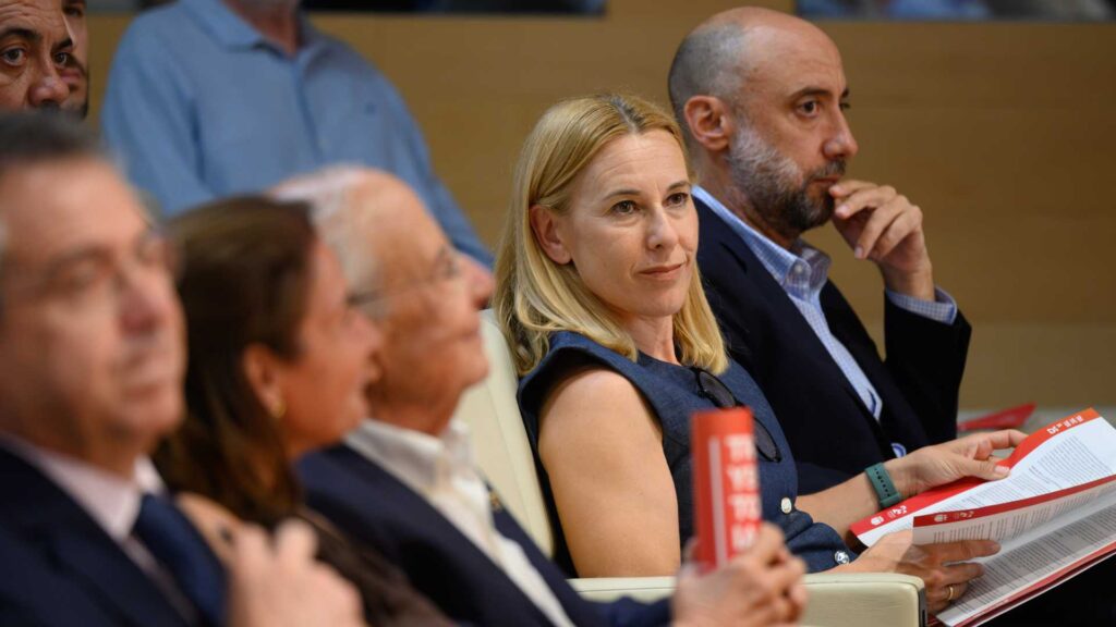 Primer plano de asistentes durante el acto institucional dedicado a la trayectoria de Cajamar y el Premio Economía.