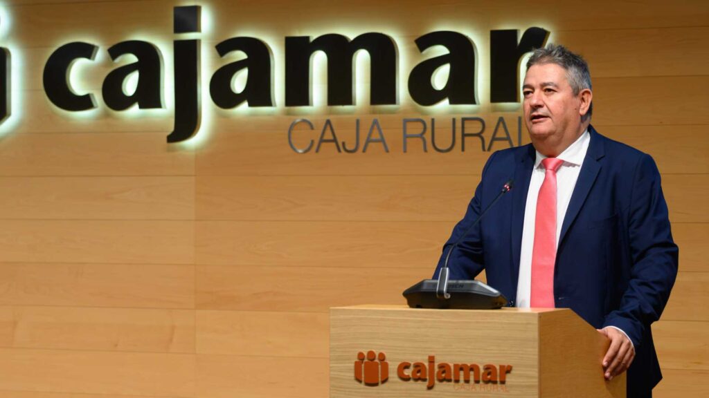 Representante de Cajamar interviene en el acto de presentación de Trayectoria 25 ante el auditorio.