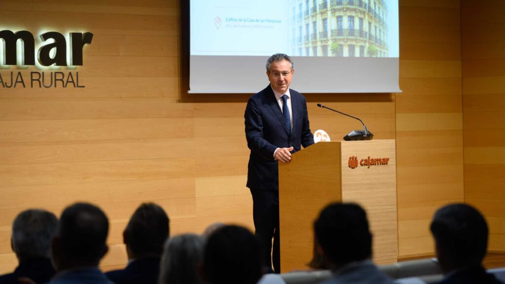Ponente en el escenario durante la presentación de la trayectoria de Cajamar y su vínculo con el Premio Economía.