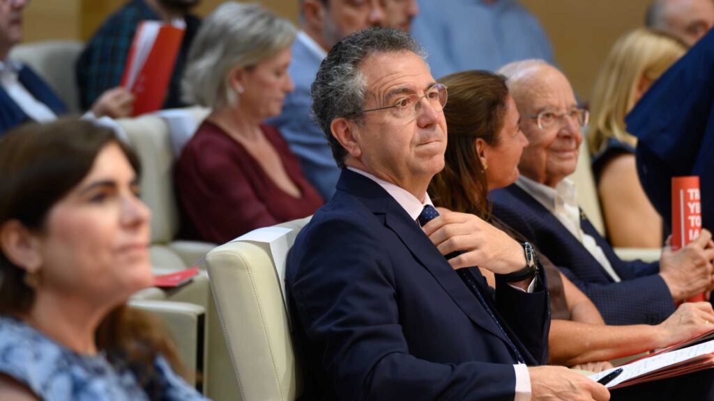 Autoridades y asistentes siguen la presentación de la publicación Trayectoria 25 dedicada a Cajamar.
